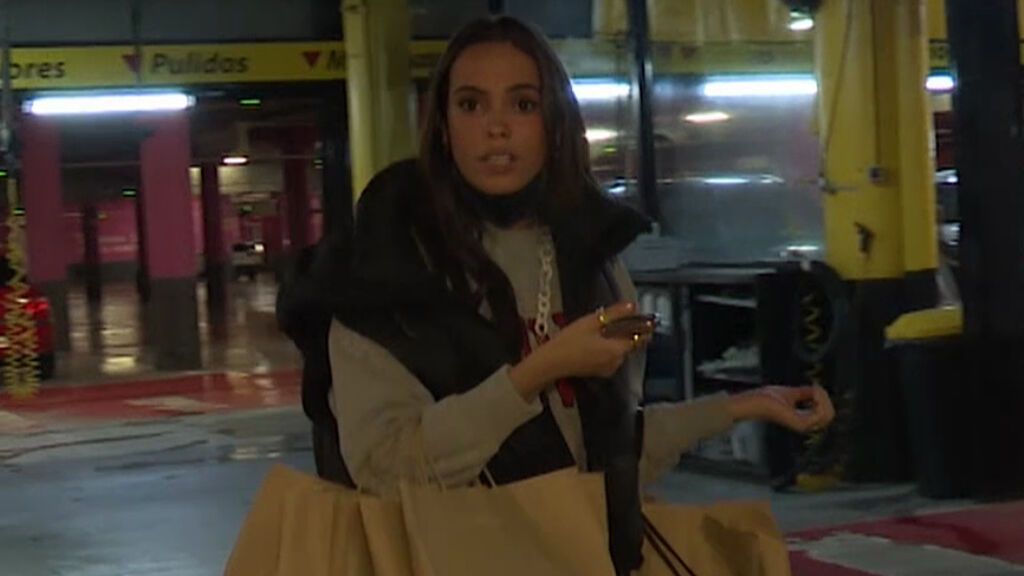 Gloria Camila, a la salida de sus compras, visiblemente enfadada con la prensa