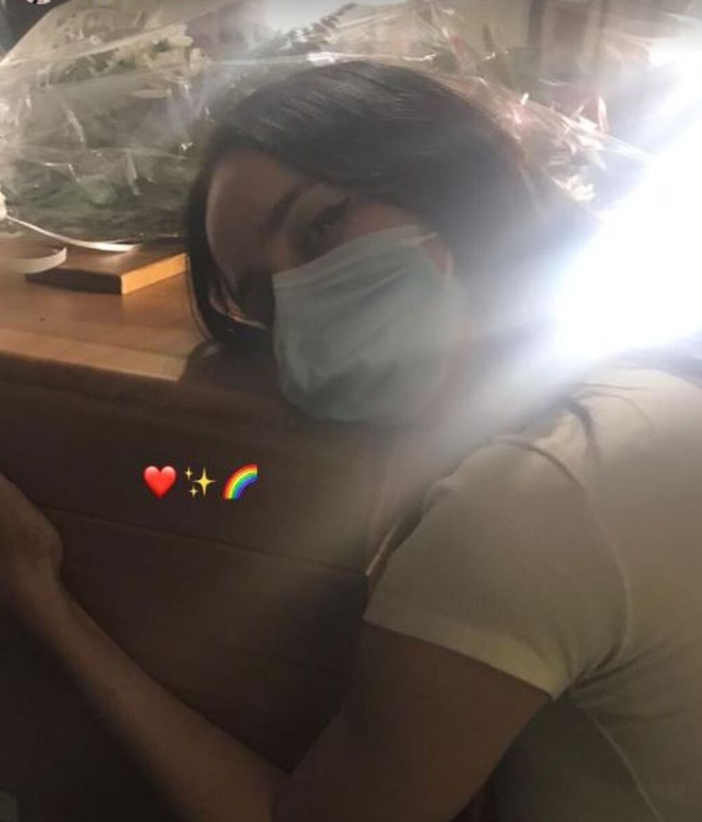 María Forqué abrazando el féretro de su madre, Verónica Forqué