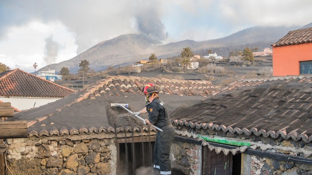 Una asociación de Guardias Civiles crea una herramienta capaz de retirar ceniza en los tejados de La Palma