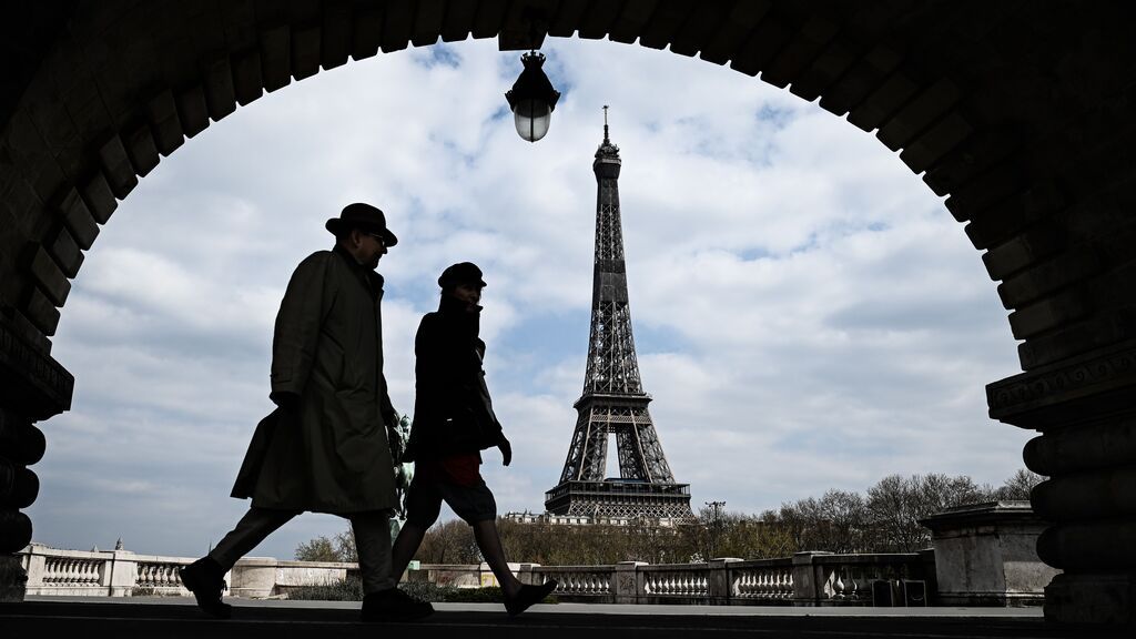 Francia prohíbe las reuniones en Nochevieja y agiliza la tercera dosis