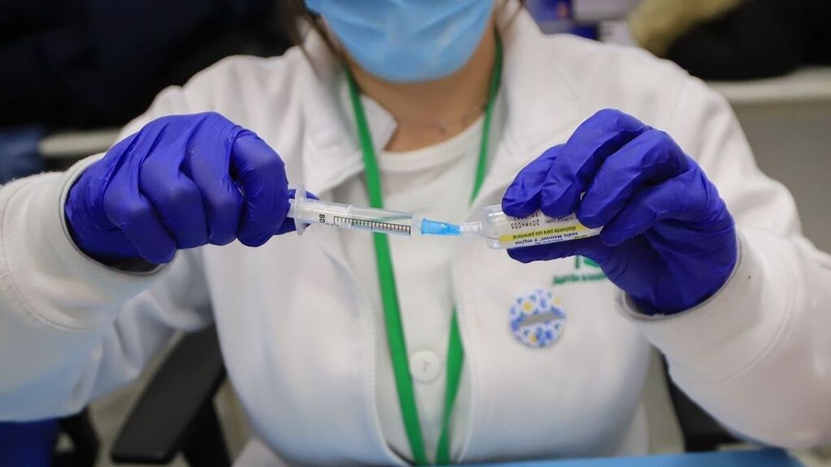 Ómicron no causa problemas de hospitalización "ahora mismo" en Andalucía, pero sí "tensiona" atención primaria Ómicron no causa problemas de hospitalización "ahora mismo" en Andalucía, pero sí "tensiona" atención primaria