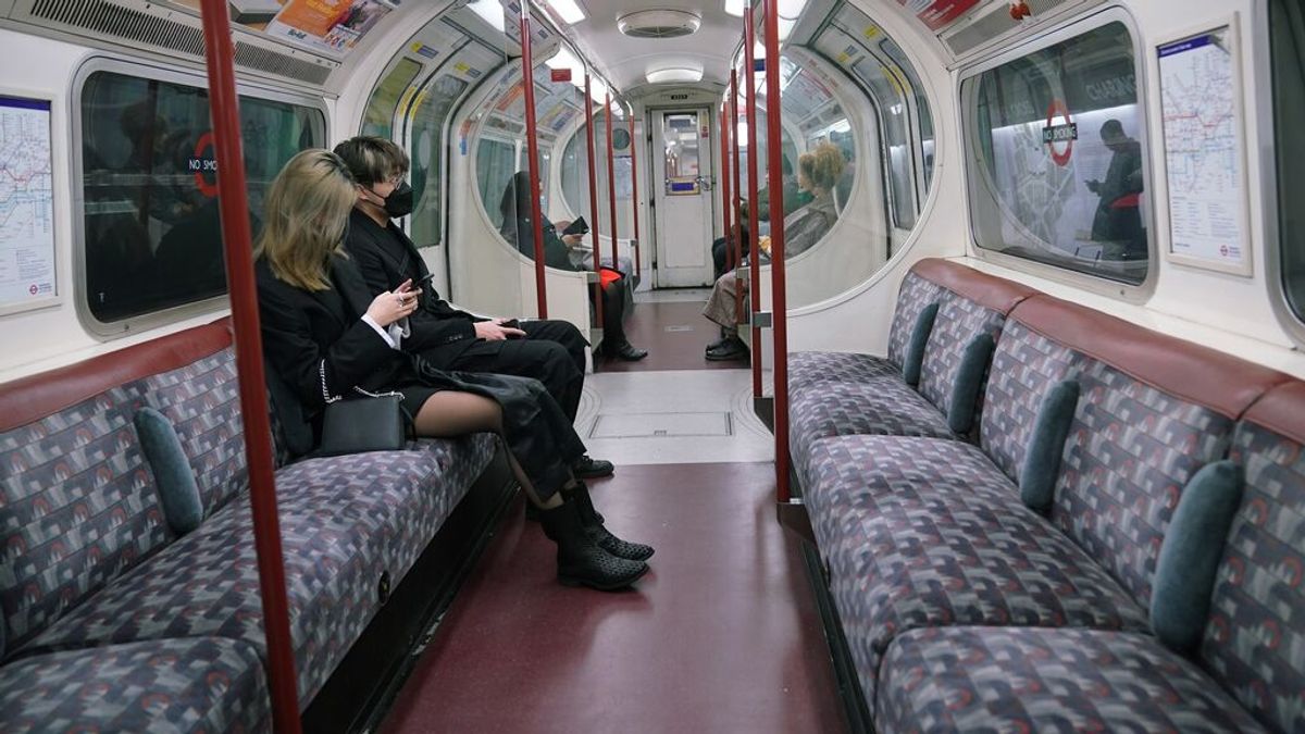 EuropaPress_4143248_13_december_2021_united_kingdom_london_commuters_sit_on_northbound_bakerloo EuropaPress_4143248_13_december_2021_united_kingdom_london_commuters_sit_on_northbound_bakerloo
