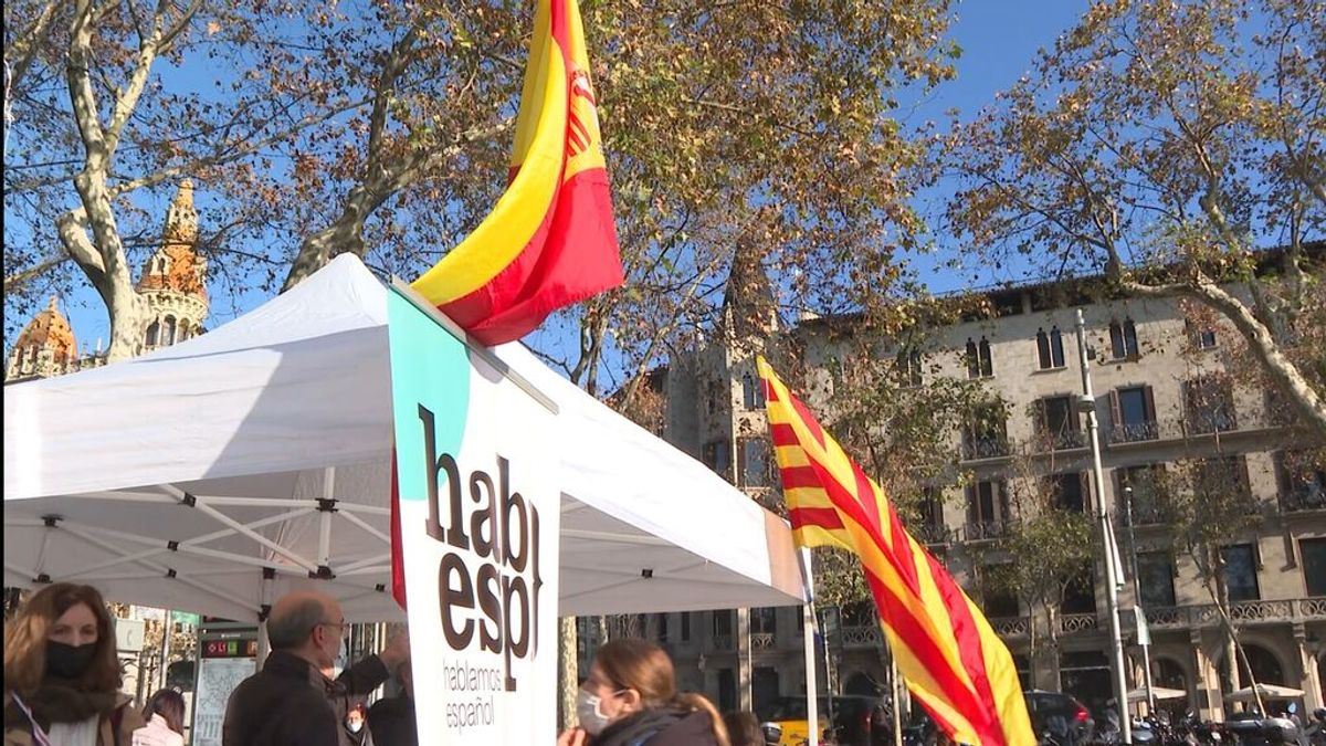La protesta de la asociación Hablemos Español en Barcelona: "Hay un modelo monolingüe en catalán"