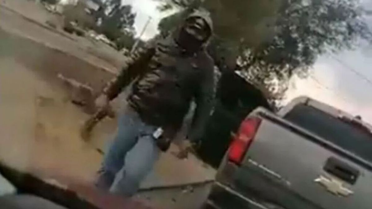 "Me está apuntando con un arma": el vídeo de una mujer que graba a su agresor se hace viral