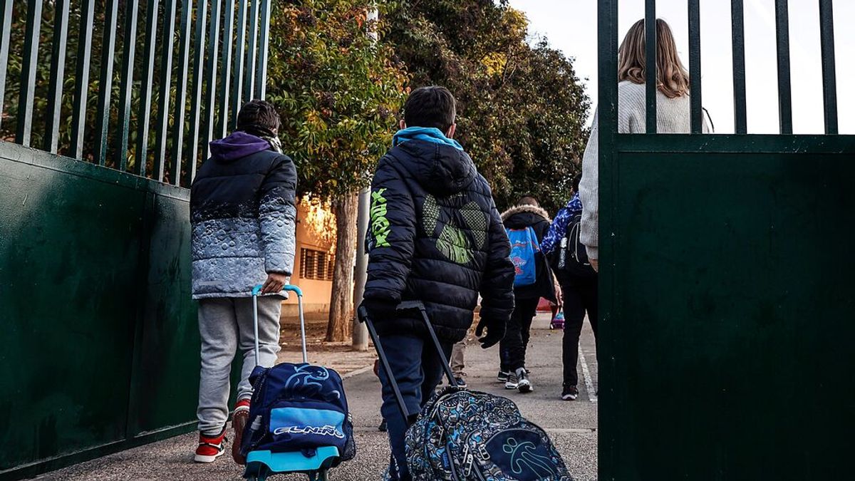 El Colegio de Médicos de Barcelona pide avanzar las vacaciones escolares por el aumento de casos El Colegio de Médicos de Barcelona pide avanzar las vacaciones escolares por el aumento de casos