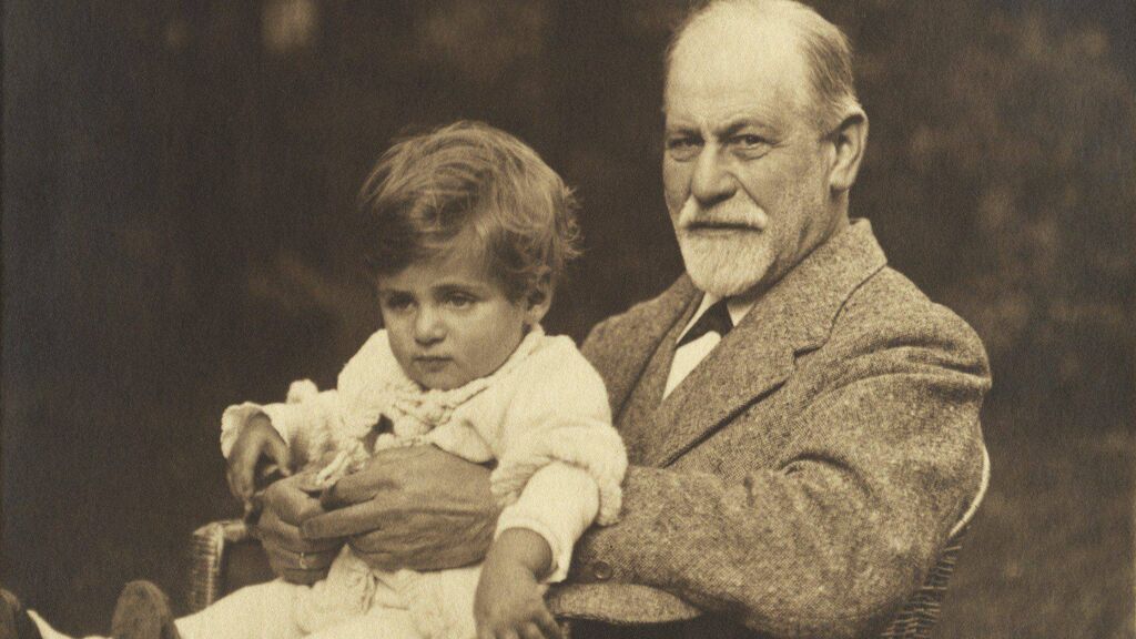 Sigmund Freud con su nieto, Stephen, en 1923