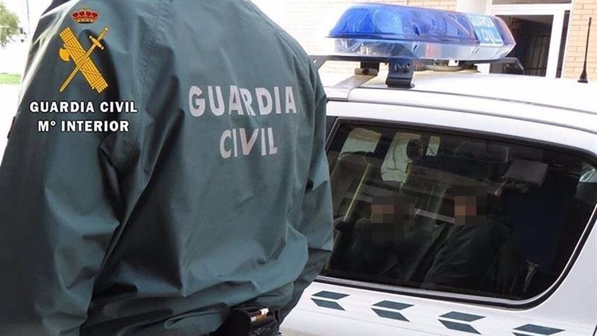 Un padre denuncia en Sevilla que su exmujer se ha llevado a sus hijos para que no los vacunen Un padre denuncia en Sevilla que su exmujer se ha llevado a sus hijos para que no los vacunen