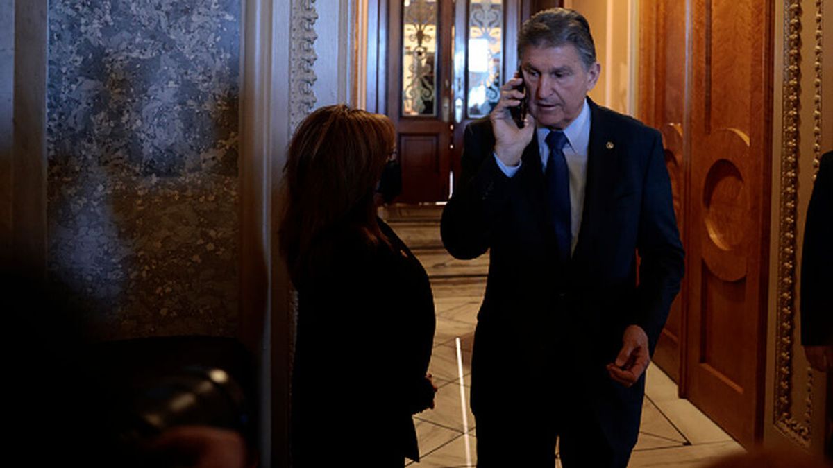 El rechazo de un senador demócrata al plan de reformas sociales de Biden complica sus planes El rechazo de un senador demócrata al plan de reformas sociales de Biden complica sus planes