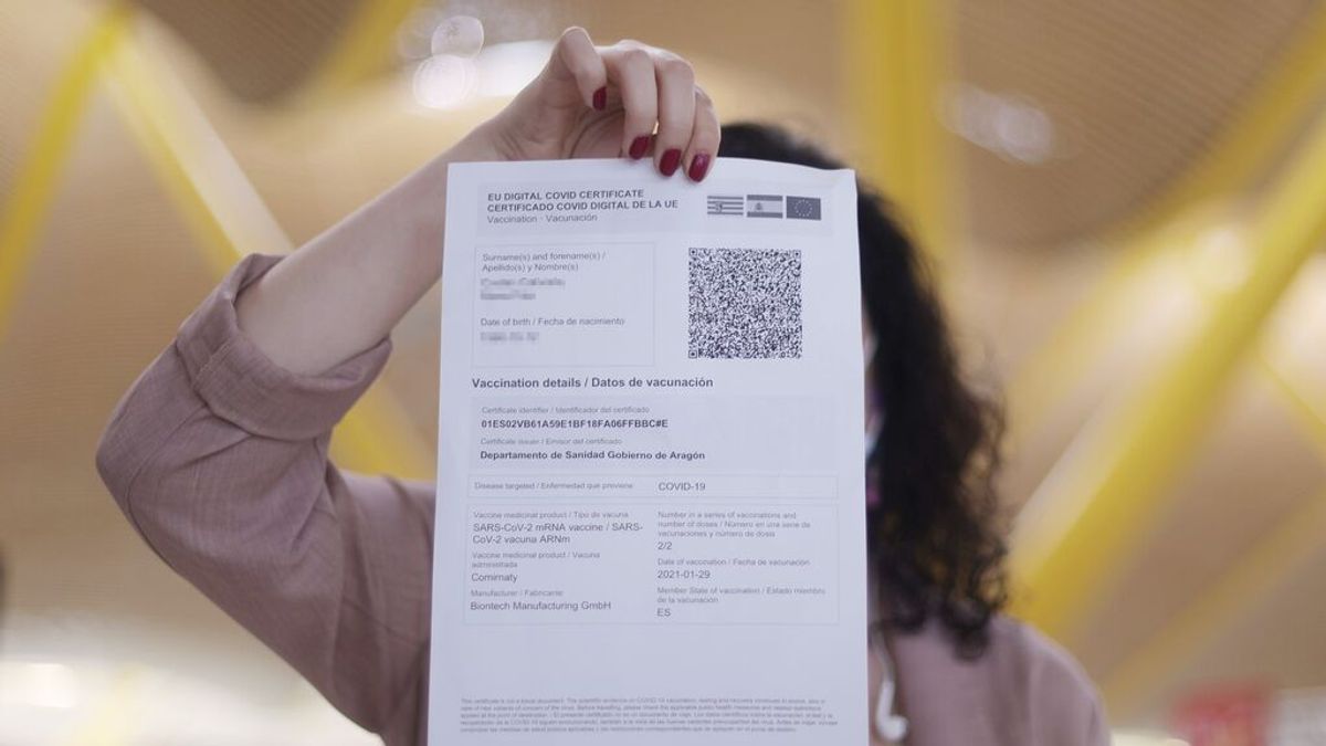 EuropaPress_3820894_mujer_muestra_certificado_covid_digital_union_europea_dia_pone_marcha EuropaPress_3820894_mujer_muestra_certificado_covid_digital_union_europea_dia_pone_marcha