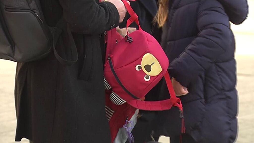 El miedo a los contagios y los brotes vacían las aulas: muchos padres no llevan a sus hijos al colegio