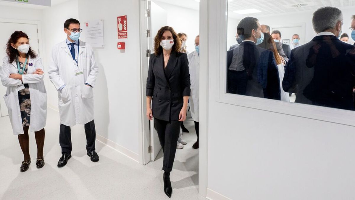 Ayuso denuncia un boicot interno para colapsar los centros de salud y los sindicatos le acusan de "injurias" Ayuso denuncia un boicot interno para colapsar los centros de salud y los sindicatos le acusan de "injurias"