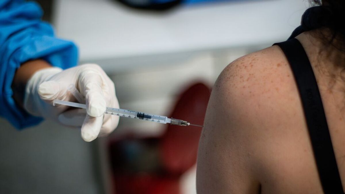 Las vacunas de Moderna y Pfizer producen hasta 100 veces más anticuerpos que la de Janssen, según un estudio Las vacunas de Moderna y Pfizer producen hasta 100 veces más anticuerpos que la de Janssen, según un estudio