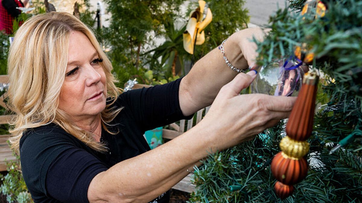 Una mujer comparte un truco para colocar las luces navideñas sin tener que dar las vueltas alrededor del árbol y se vuelve viral