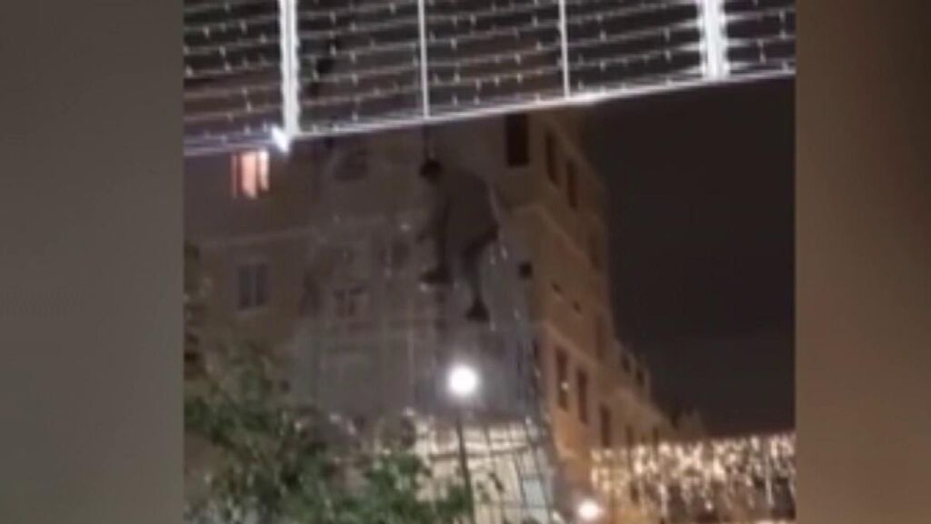 El sorprendente vídeo de un hombre en Mislata, Valencia, arrancando las luces de un árbol de navidad