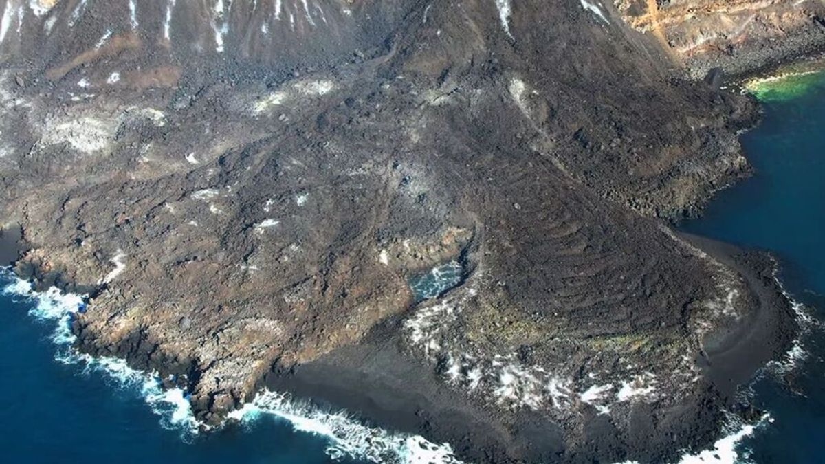 La costa de La Palma se llena de nuevas playas en las fajanas originadas por la lava del volcán de Cumbre Vieja