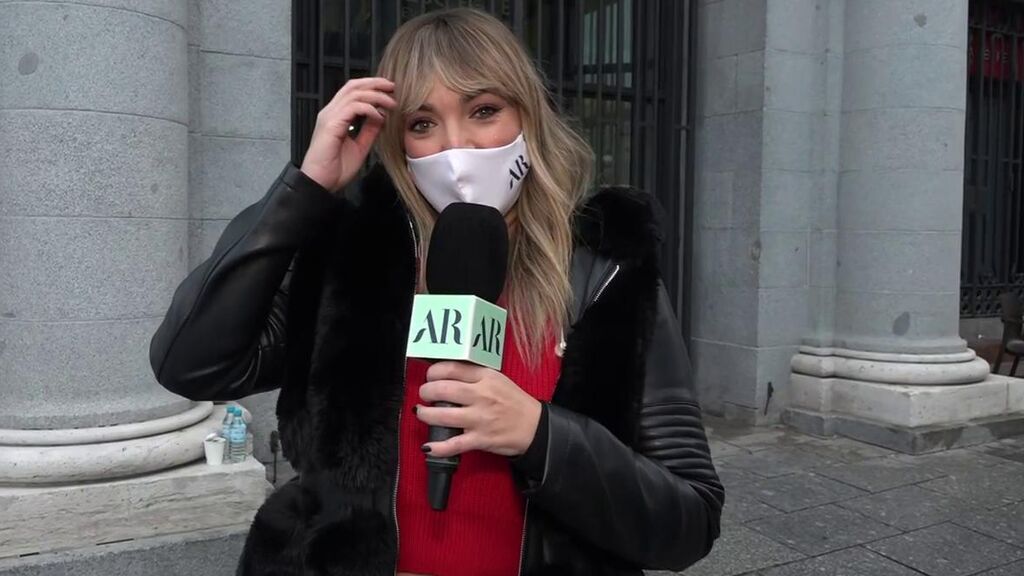 Marta Riesco sorprende en el Sorteo de Navidad con su nuevo look: ¡un flequillo de quita y pon!