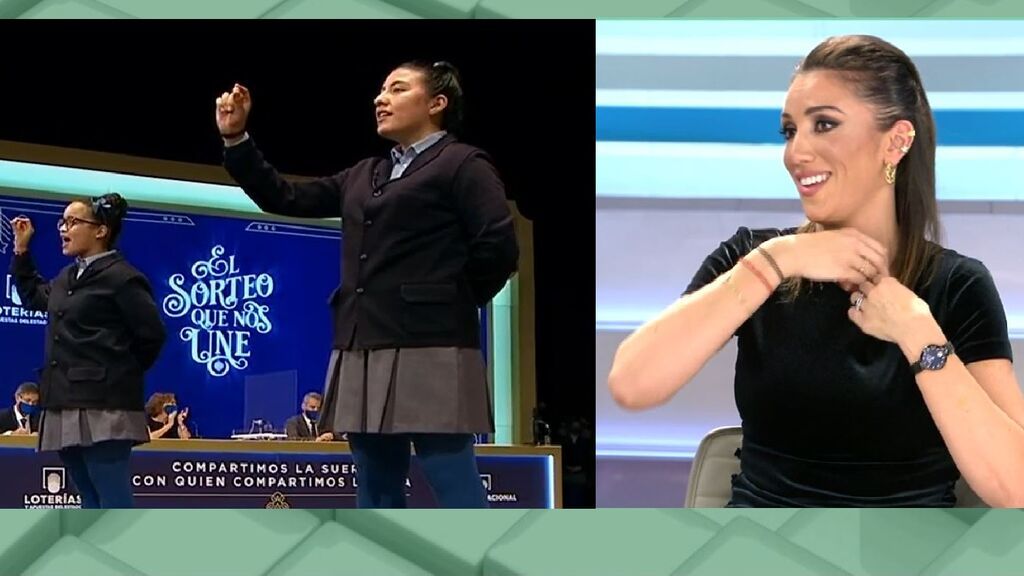 La presentadora saca uno de sus amuletos antes de cantar el gordo de la lotería