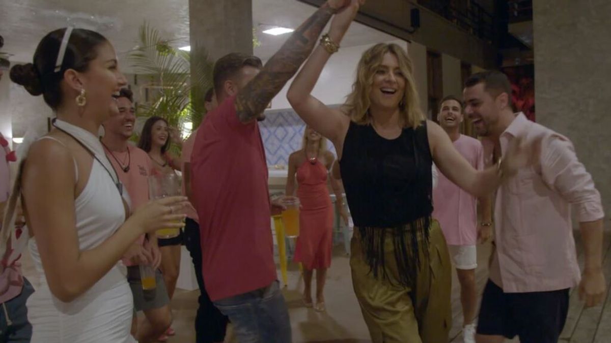 ¡Momentazo! Sandra Barneda se apunta a las fiestas de las villas