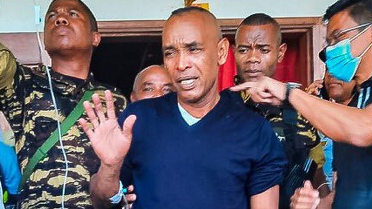 Un ministro de Madagascar sobrevive nadando 12 horas tras estrellarse su helicóptero en el mar Un ministro de Madagascar sobrevive nadando 12 horas tras estrellarse su helicóptero en el mar