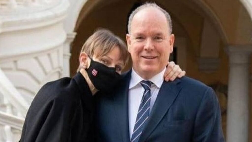 Charlene de Mónaco, sus hijos y su marido felicitan la navidad con un posado familiar