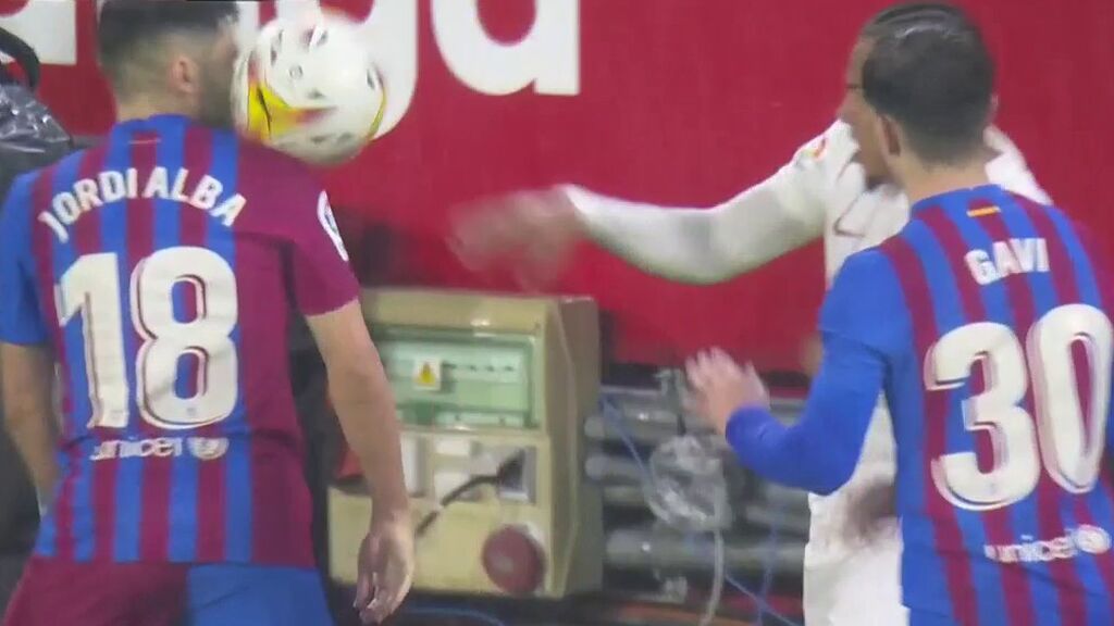Jules Koundé se 'auto expulsó' con el balonazo a Jordi Alba.