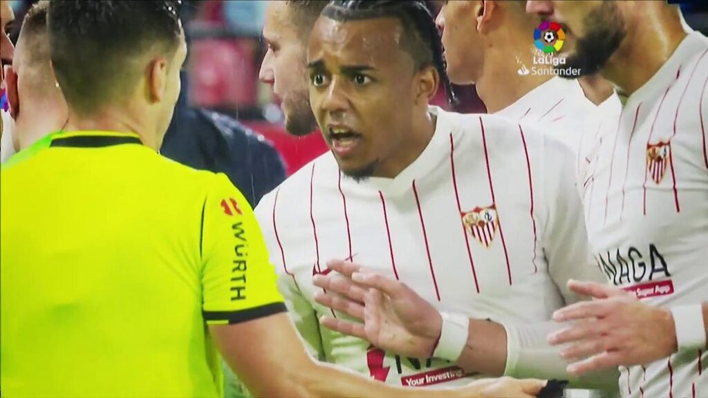 Jules Koundé se 'auto expulsó' con el balonazo a Jordi Alba.