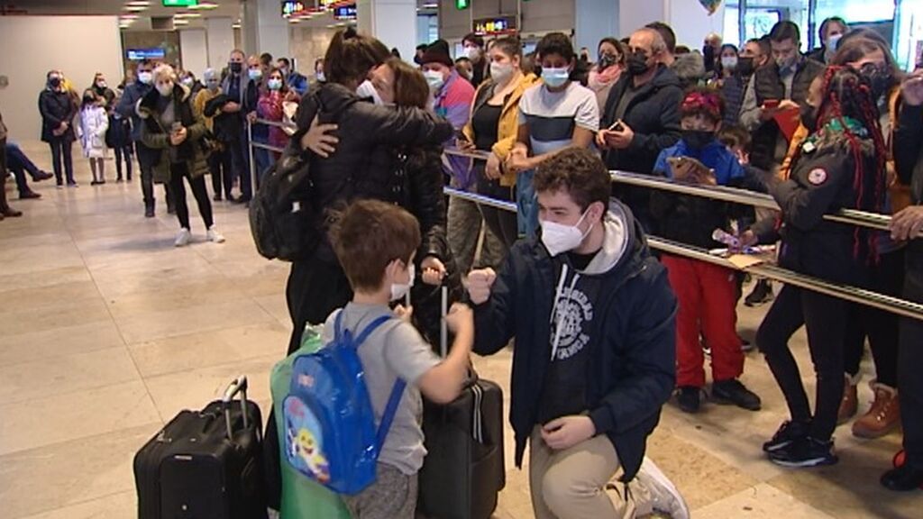 Vuelta a casa por Navidad: aeropuertos y estaciones se llenan de emoción con los reencuentros