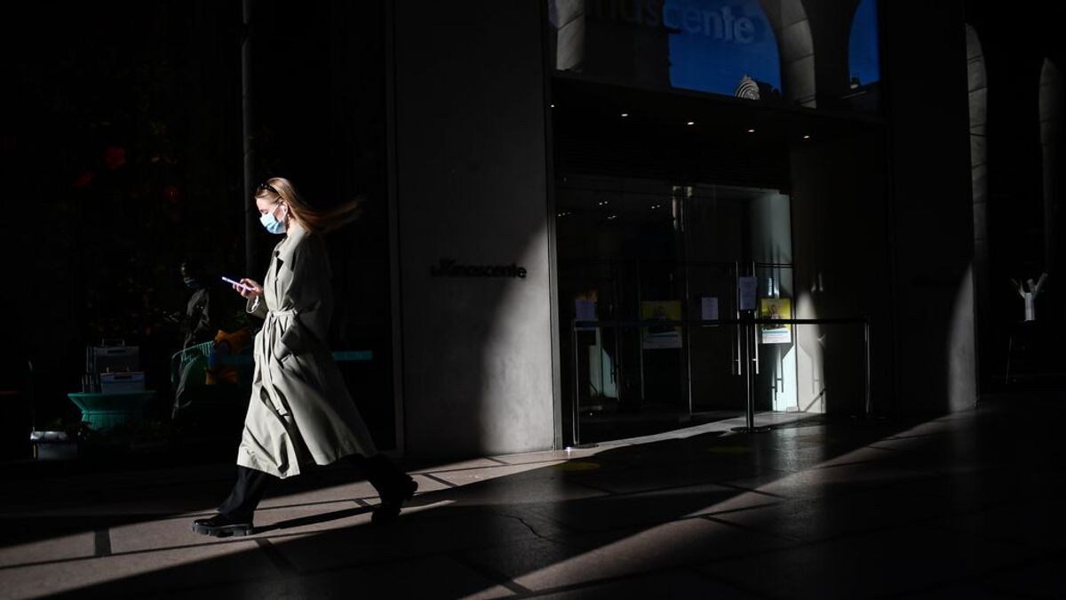 Italia impone la mascarilla en la calle y cierra el ocio nocturno tras marcar un récord de contagios Italia impone la mascarilla en la calle y cierra el ocio nocturno tras marcar un récord de contagios