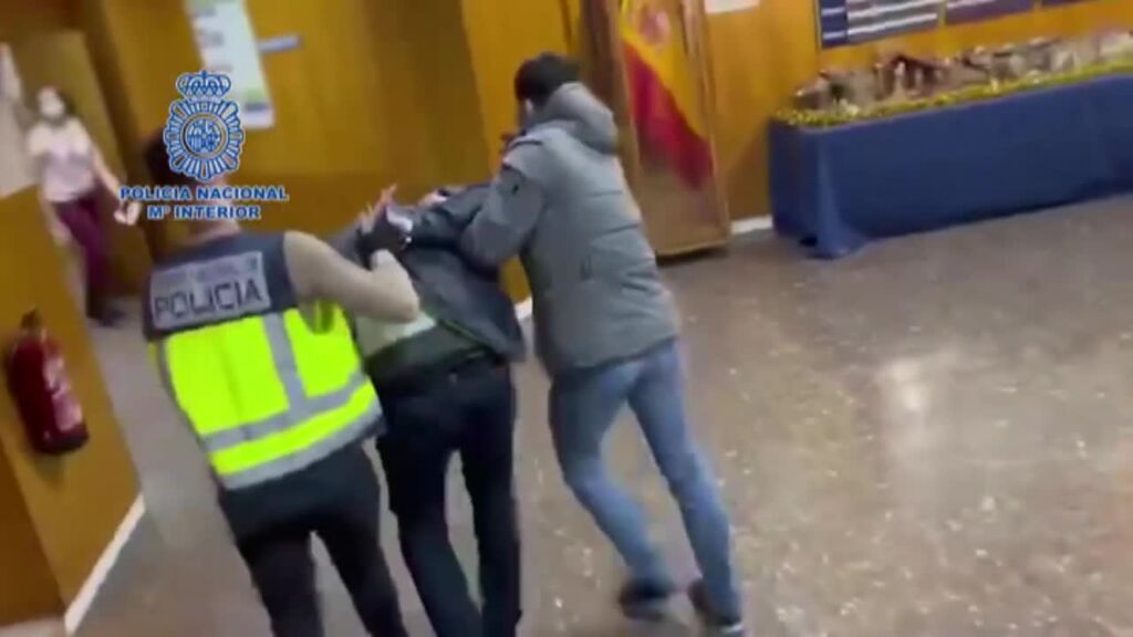 Agentes de la Policía Nacional detienen al hombre acusado de apuñalar a un niña a la salida del colegio en Madrid