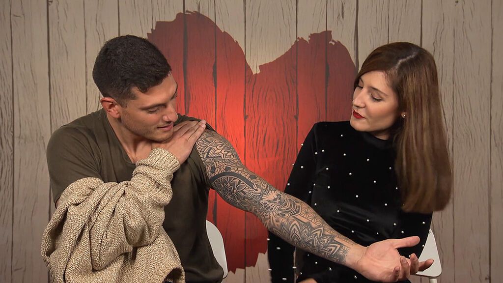 Alejandro muestra su tatuaje a Elena