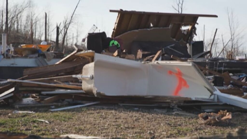 Rescatan con vida a dos niños refugiados en una bañera que fue arrancada por un tornado en Kentucky