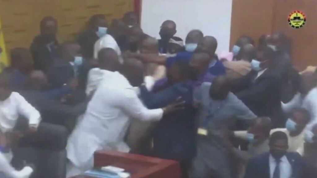 Varios diputados de Ghana se enzarzan en una pelea dentro del parlamento