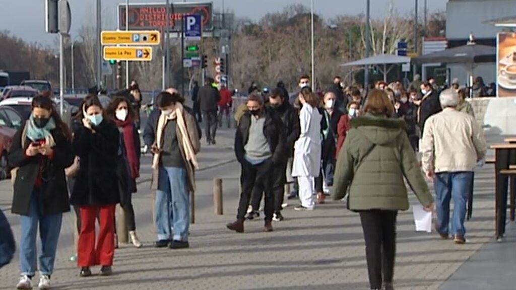 Largas colas de espera para los test de antígenos en los hospitales madrileños