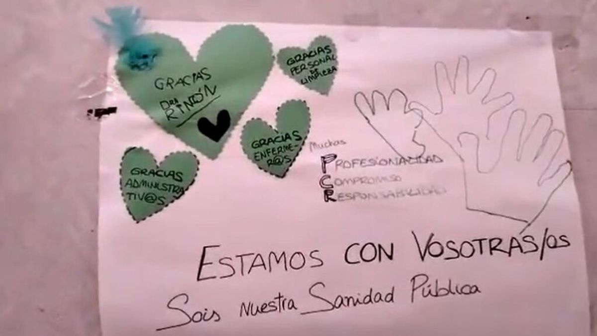 Un sanitario comparte los mensajes de ánimo que han llenado las paredes de su centro de salud de Madrid
