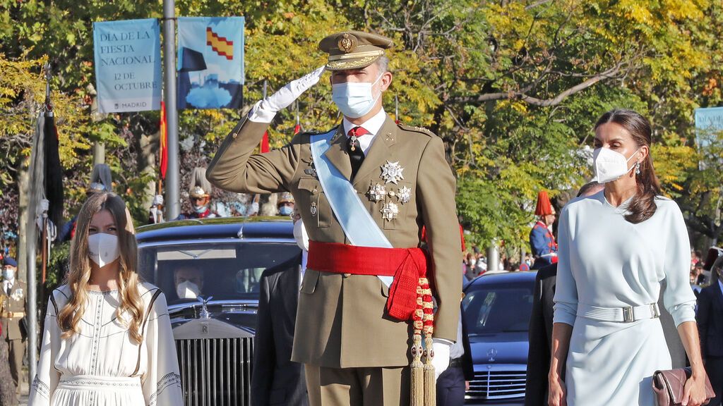 La Infanta Sofía en su primer acto institucional en solitario, junto a a los Reyes, en el desfile de la Fiesta Nacional del 12 de octubre