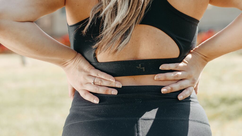 Mujer con dolor de riñón