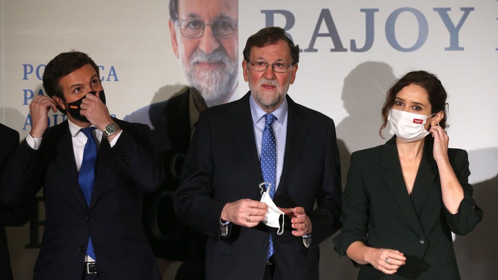 Rajoy reúne en una misma foto a Casado y Ayuso tras 40 días dándose la espalda