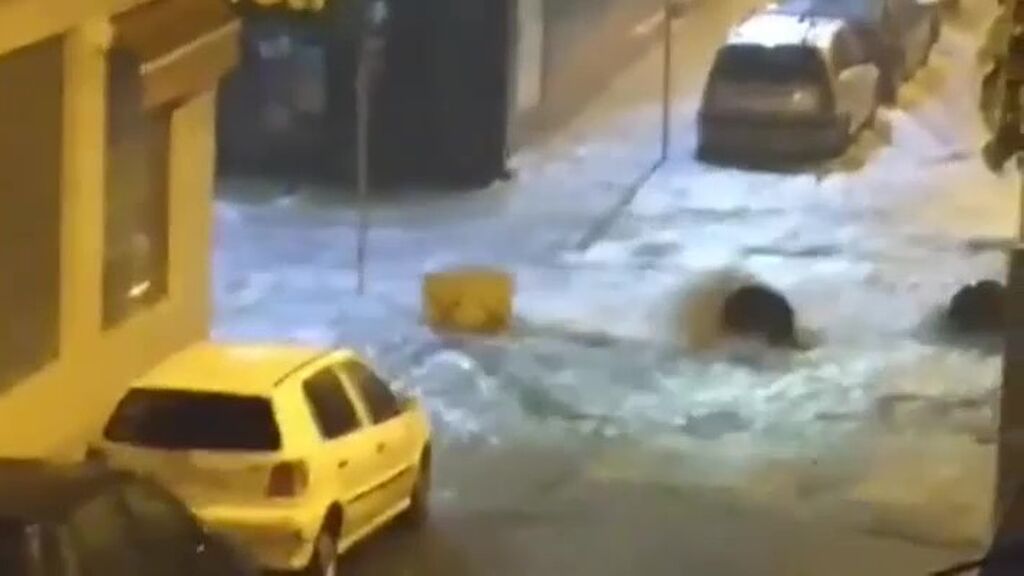 Sevilla se inunda por Navidad: las fuertes lluvias convierten las calles en ríos