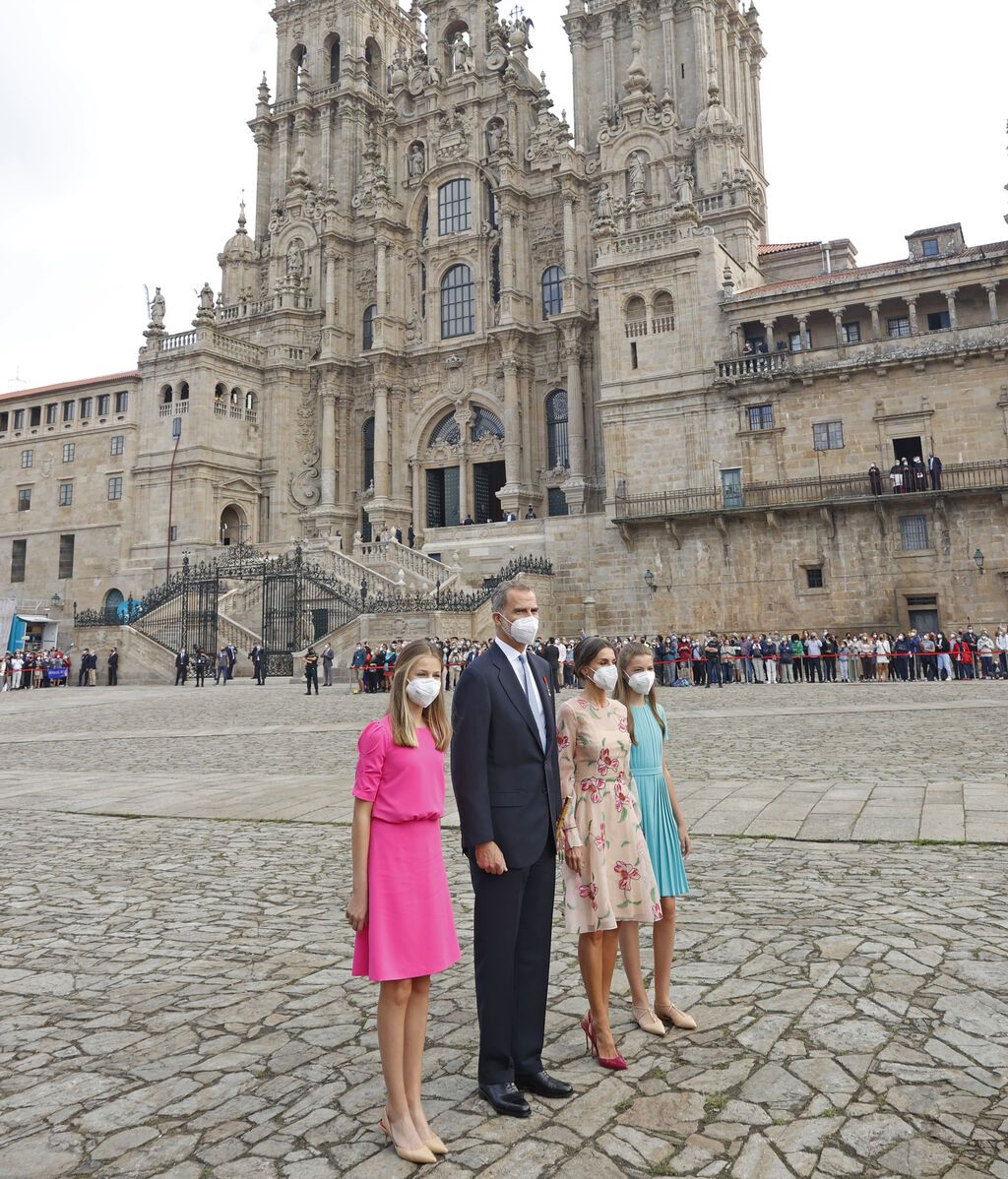 La Familia Real en Año Santo prolongado por la pandemia, ante la fachada recuperada del Obradoiro