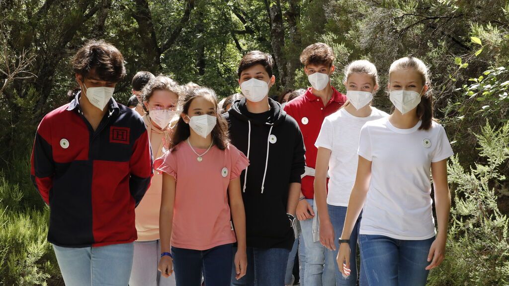 La Princesa de Asturias y la Infanta Sofía, en su primer acto sin la presencia de SS. MM. los Reyes. jpg