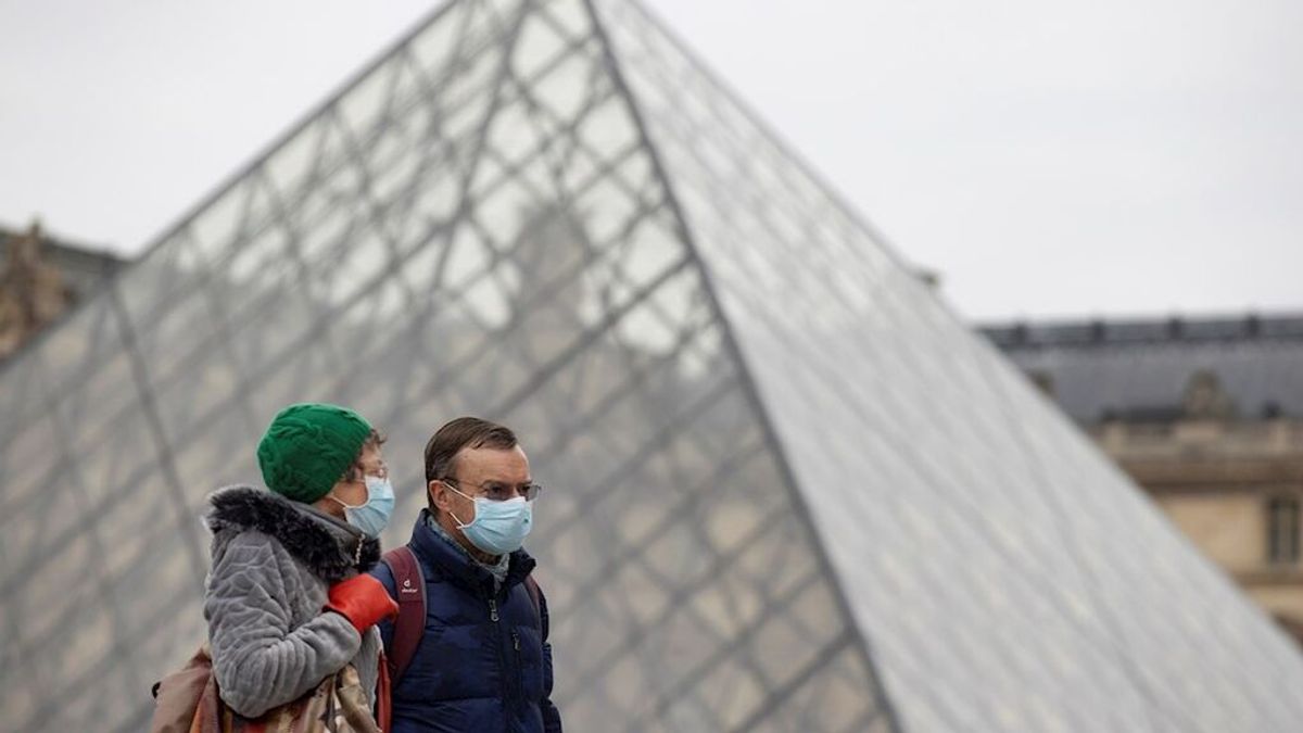 Francia supera por primera vez los 100.000 casos diarios de coronavirus y bate un nuevo récord Francia supera por primera vez los 100.000 casos diarios de coronavirus y bate un nuevo récord