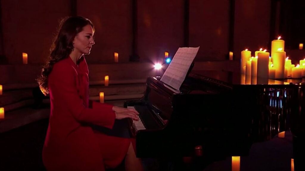 La duquesa de Cambridge, Kate Middleton, sorprende tocando el piano junto al cantante Tom Walker por Navidad