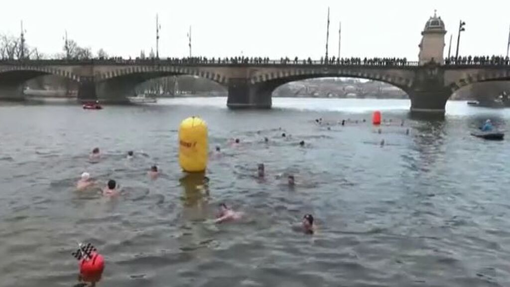 Cientos de nadadores desafían las gélidas aguas del río Moldava en Praga