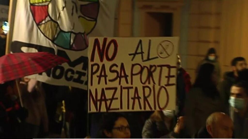 Una nueva manifestación contra el pasaporte covid y la vacunación infantil recorre el centro de Valencia