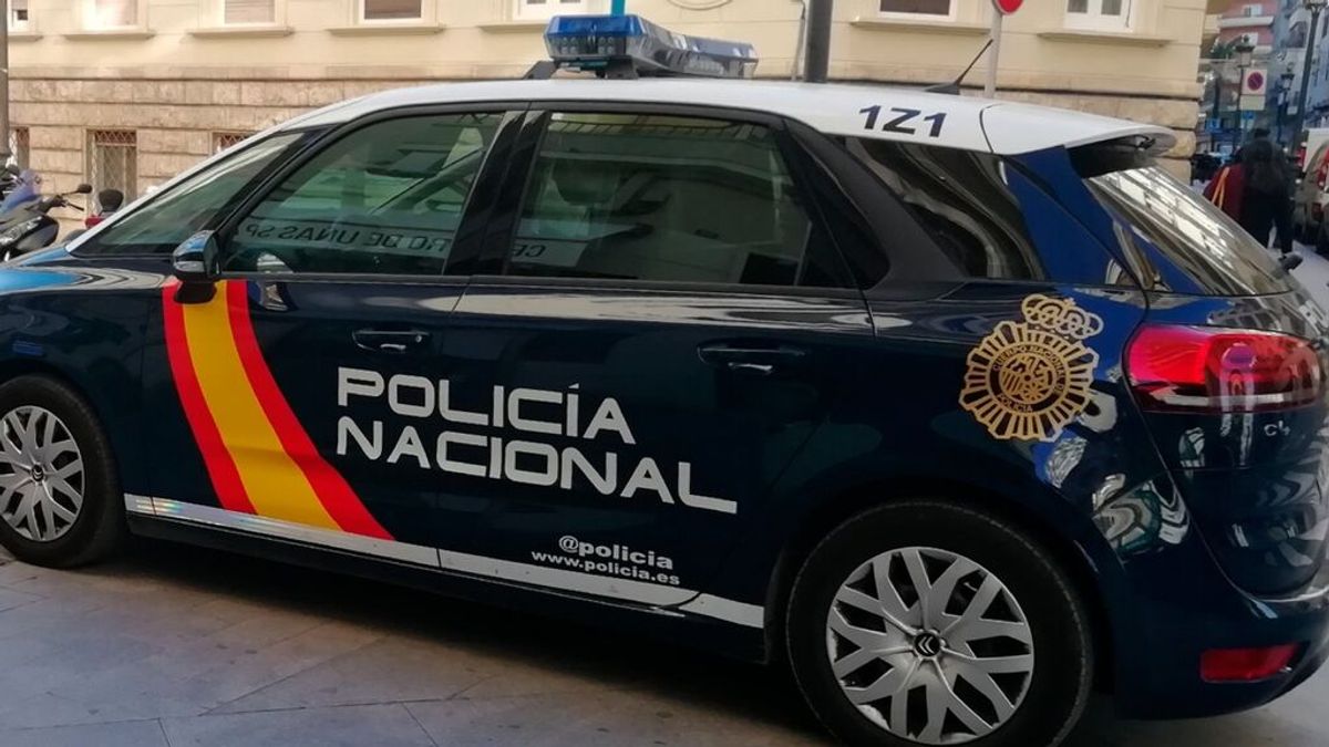 Detienen a dos hombres en Orihuela (Alicante) por lanzar a otro desde un coche en marcha y luego atropellarlo