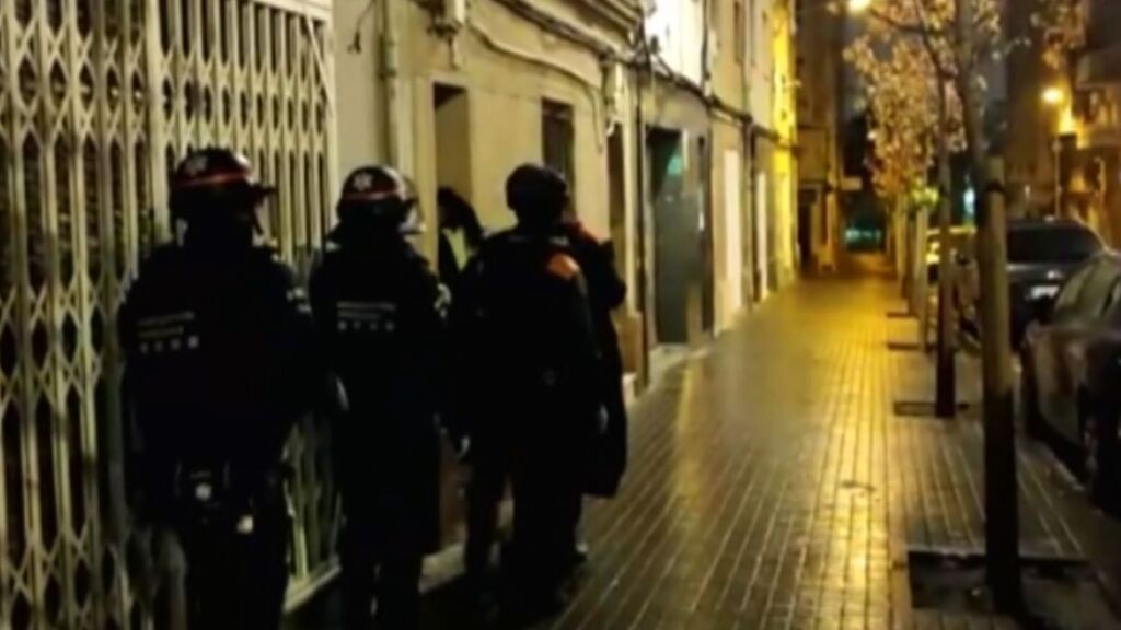 Los Mossos y la Guardia Urbana desmantelan un punto de venta de cocaína en Hospitalet de Llobregat