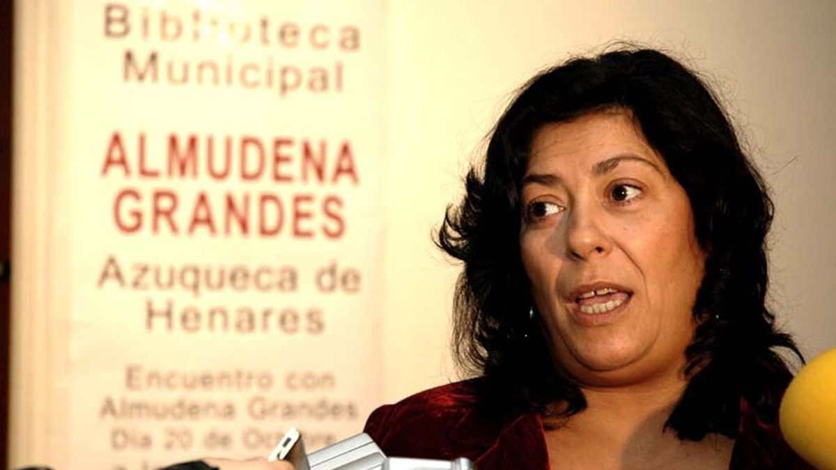 Almeida declarará a Almudena Grandes hija predilecta de Madrid para que los ‘carmenistas’ voten sus presupuestos Almeida declarará a Almudena Grandes hija predilecta de Madrid para que los ‘carmenistas’ voten sus presupuestos
