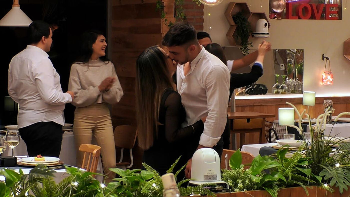 Giovanni y Elisa se dan un tremendo beso con sabor a bachata First Dates Temporada 5 Top Videos 548