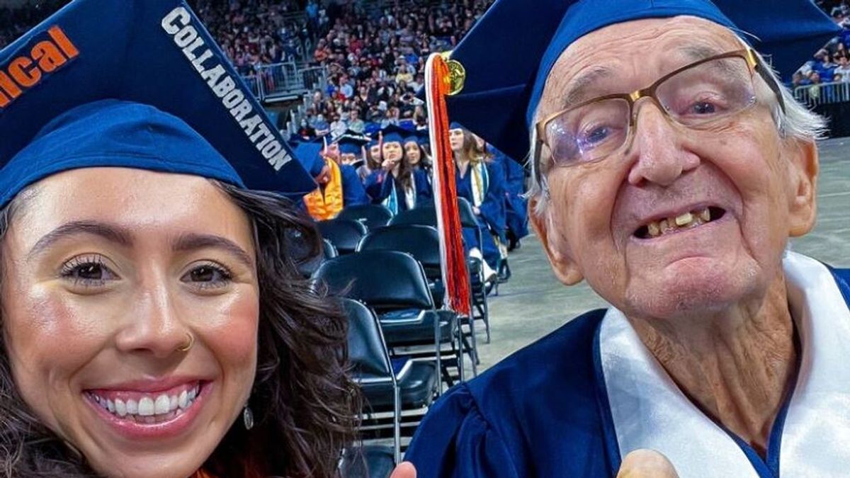El abuelo de 87 años se gradúa el mismo día que su nieta de 23 y en la misma universidad de Texas