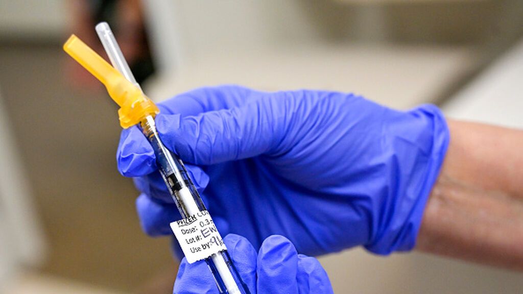 Por qué tres dosis de la vacuna protegen frente a ómicron y dos no